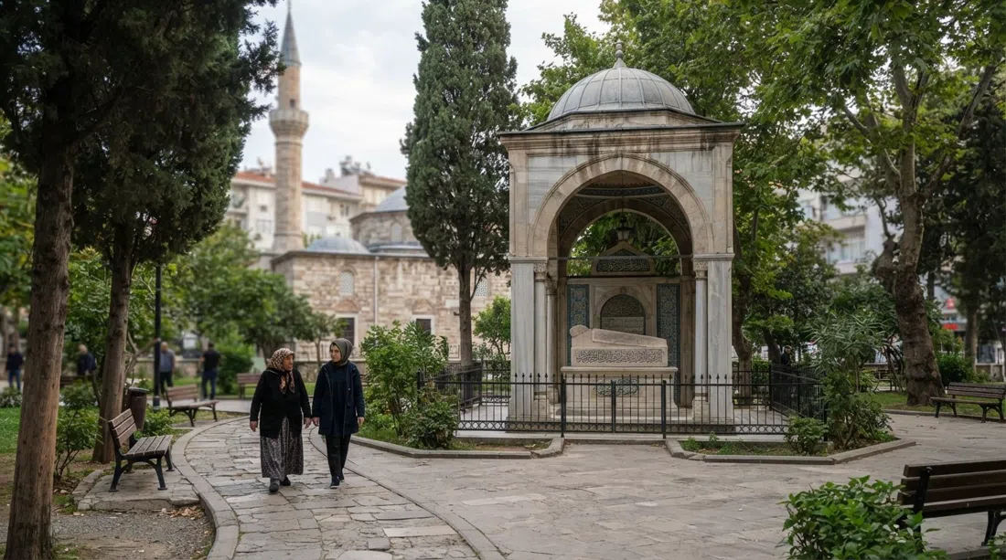 Zübeyde Hanım Anıt Mezarı dans son petit parc près de la mosquée Ferik Osman Paşa, une scène commémorative tranquille avec des arbres et une lumière d'après-midi tamisée